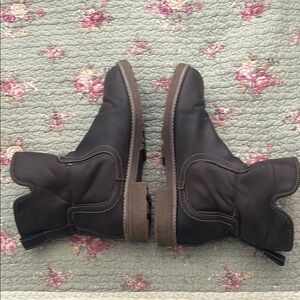 Bass Brown Ankle Boots with fur inside and zippers on the side